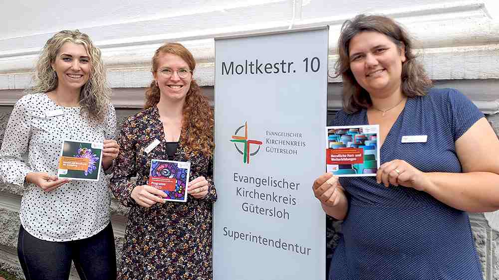Stehen für die Evangelische Erwachsenenbildung im Kirchenkreis Gütersloh: Katharina Rommel (v. l.), Jessica Schwan und Maxie Kordes