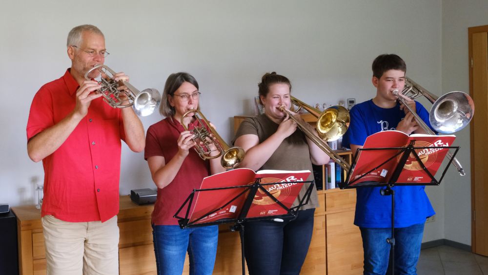 Ronald, Anke, Hanna und Jonas Schroetke an Posaune und Trompete