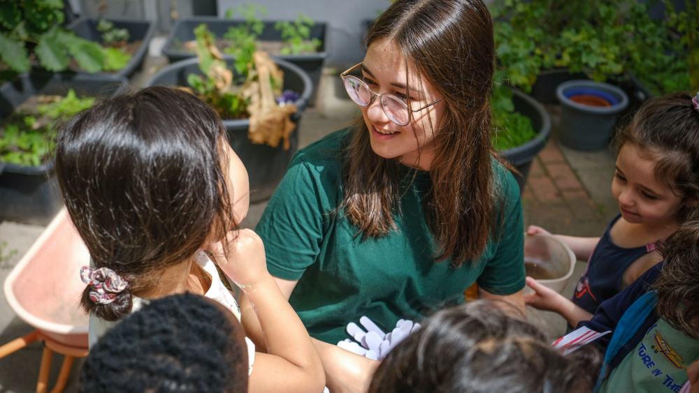 Immer wieder soll Mica den Kindern zeigen, wo Paraguay auf der Landkarte liegt