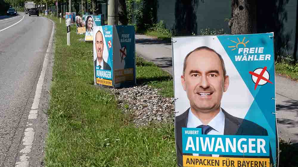 Wahlplakate für Hubert Aiwanger stehen am Rand einer Straße