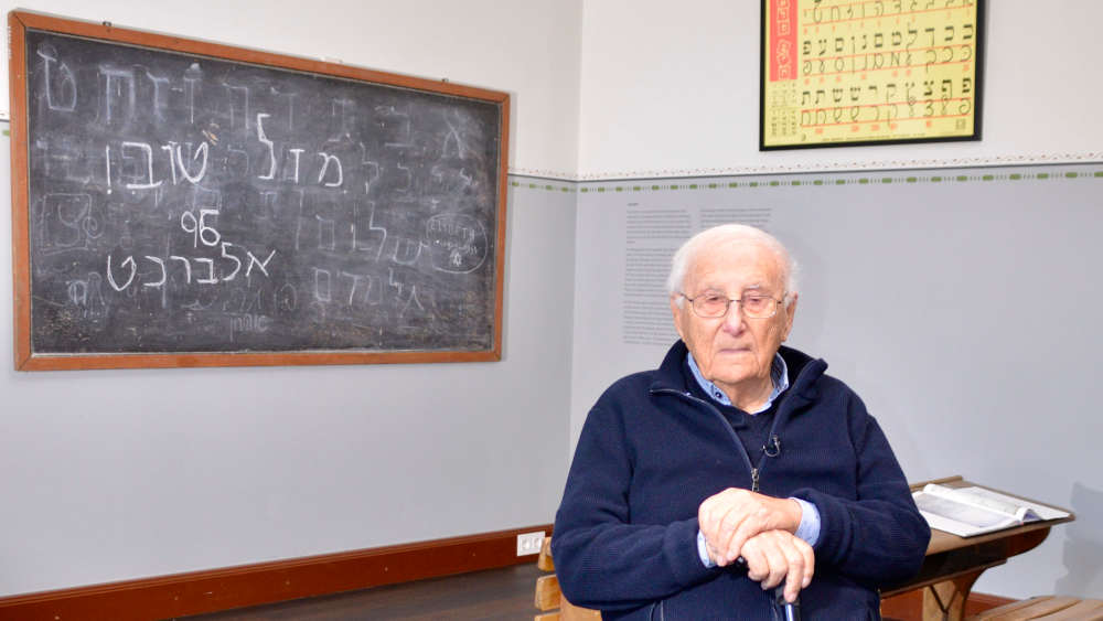 Albrecht Weinberg sitzt in der ehemaligen jüdischen Schule im ostfriesischen Leer