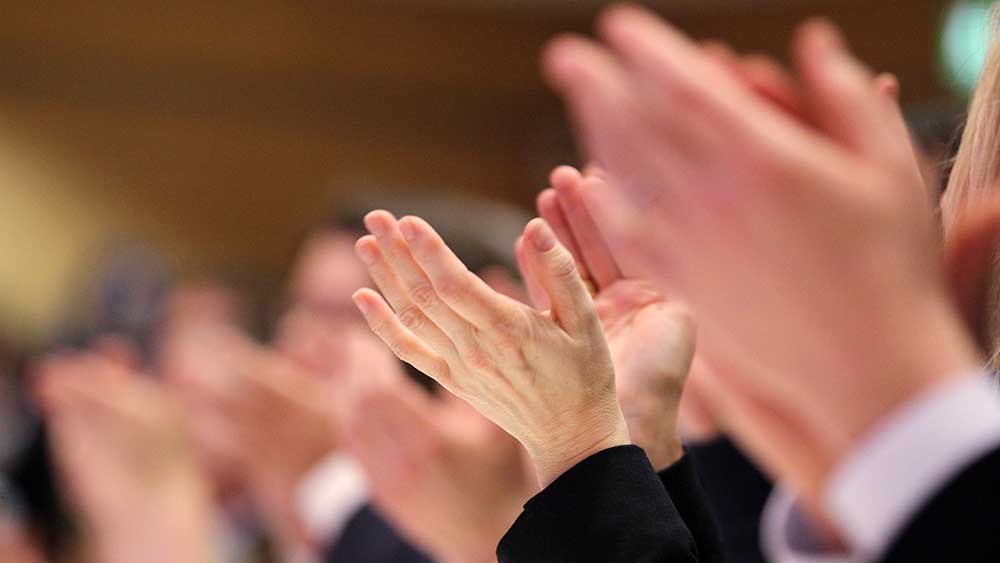 Stundenlang hat die Kirchengemeinde geklatscht (Symbolbild)