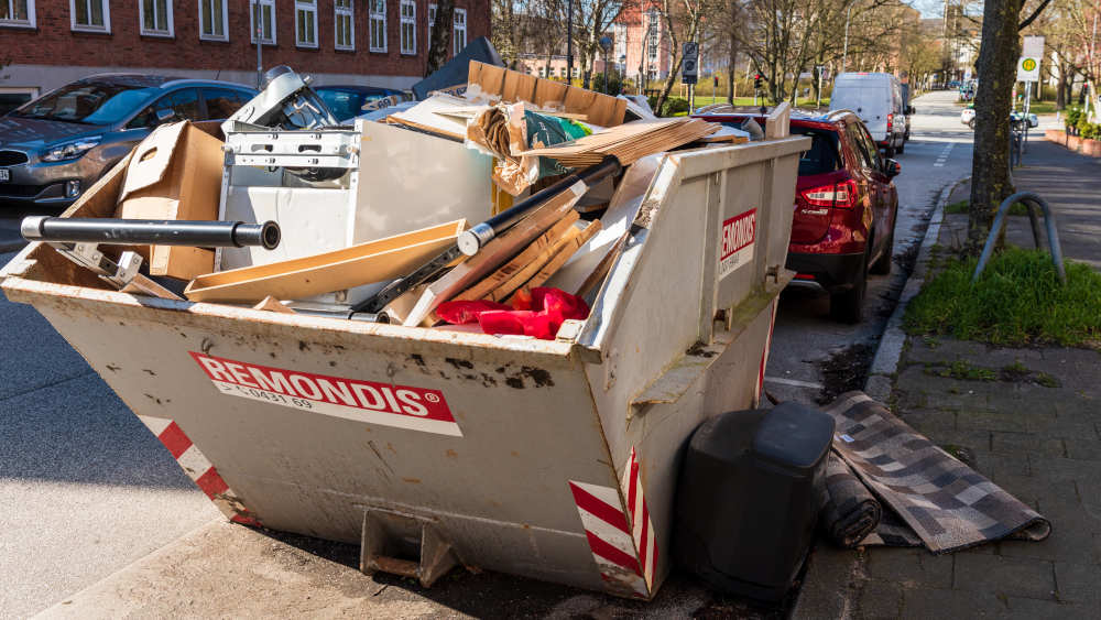 Christina Erdmann empfiehlt, den Container unbedingt mit einem abschließbaren Deckel zu bestellen