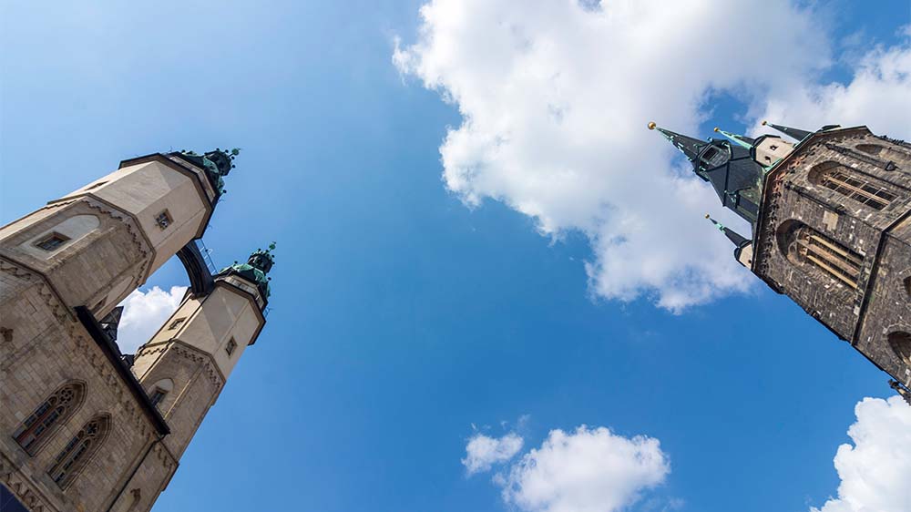 Jeden Mittag erklingt vom „Roten Turm“, einem der Wahrzeichen auf dem Marktplatz von Halle (Saale), ein besonderes Glockenspiel