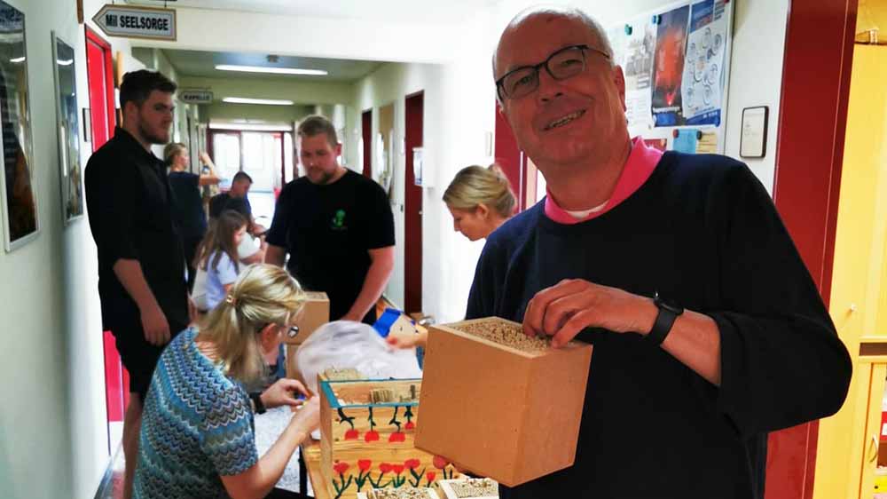 Auch der Militärdekan Martin Jürgens war beim Bauen der Insektenhotels im Flur vor den Büroräumen der Militärseelsorge in Laage dabei