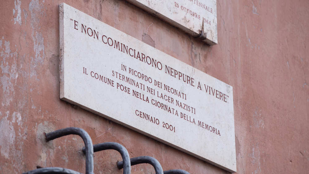 Holocaust-Gedenktagtafel in Rom zum Gedenken an die Verfolgung und Deportation der Juden Roms
