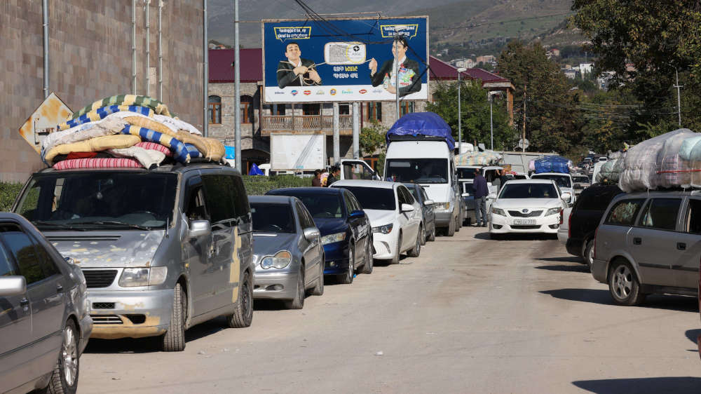 Seit Tagen füllen Autokonvois mit Zehntausenden die Straße von Bergkarabach