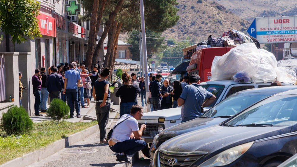 Tausende ethnische Armenier aus Berg-Karabach sind nach einer beschwerlichen Reise aus der Krisenregion in die Grenzstadt Goris geströmt