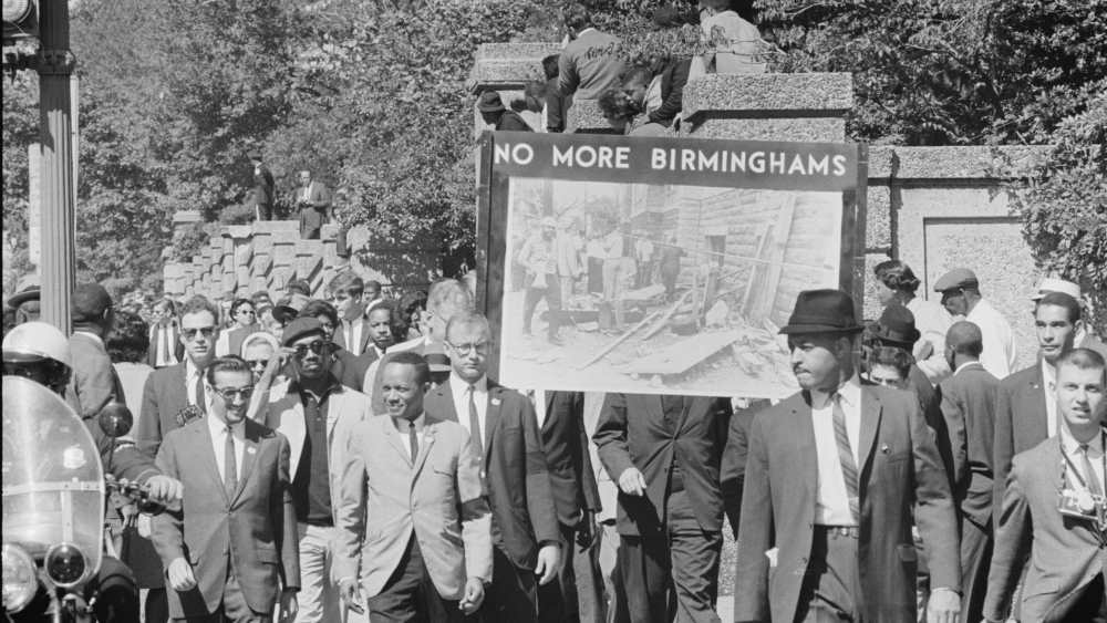 Demonstranten im Protestmarsch zum Gedenken an die bei einem Anschlag des Ku-Klux-Klan auf die 16th Street Bapist Church in Birmingham (Alabama) am 15. Sept. 1963 getöteten Kinder
