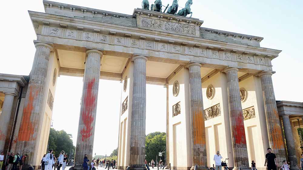 Mit Farbe hat die "Letzte Generation" am Wochenende das Brandenburger Tor besprüht