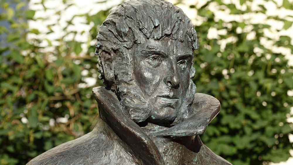 Caspar-David-Friedrich-Jubiläumsjahr 2024: Die Stadt Greifswald hat ihren berühmten Sohn Caspar David Friedrich mit einer Bronzeskulptur geehrt