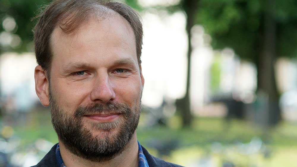 Porträtfoto Mann mit Halbglatze und Vollbart