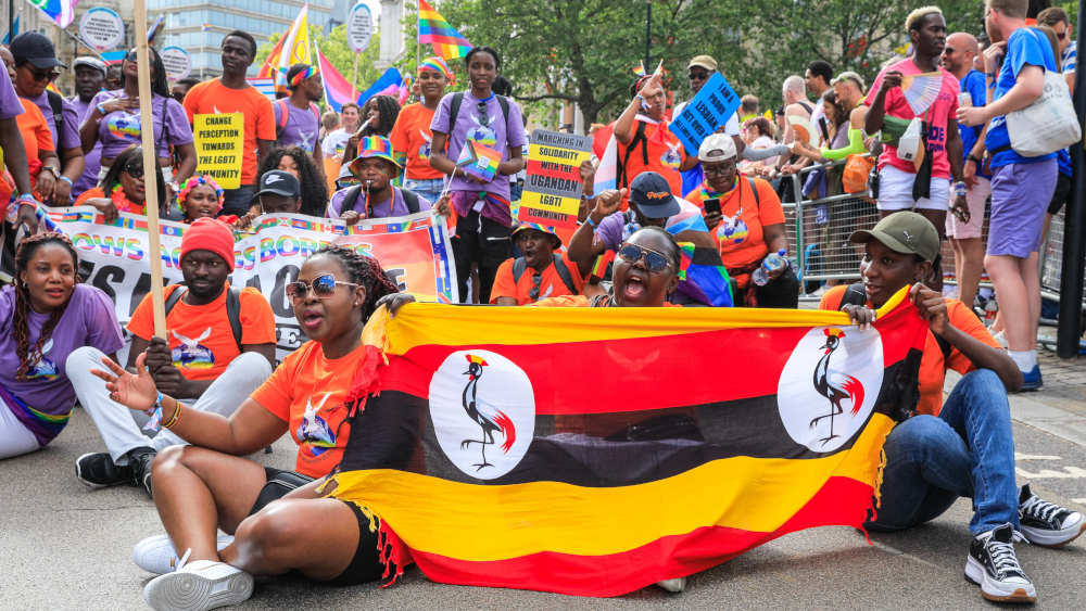 Aktivisten, Schwulenrechts- und Gleichstellungsgruppen und andere Mitglieder der Uganda Pride Group, Teil des Pride in London March, veranstalten einen Sitzprotest vor der ugandischen Botschaft in London im Juli 2023