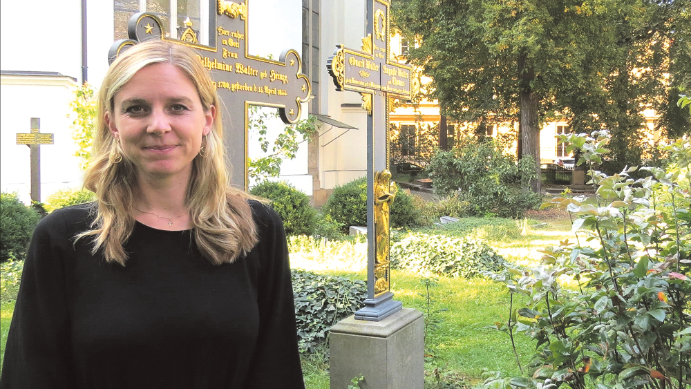 Corinna Zisselsberger auf dem Parochial-Friedhof in Berlin-Mitte