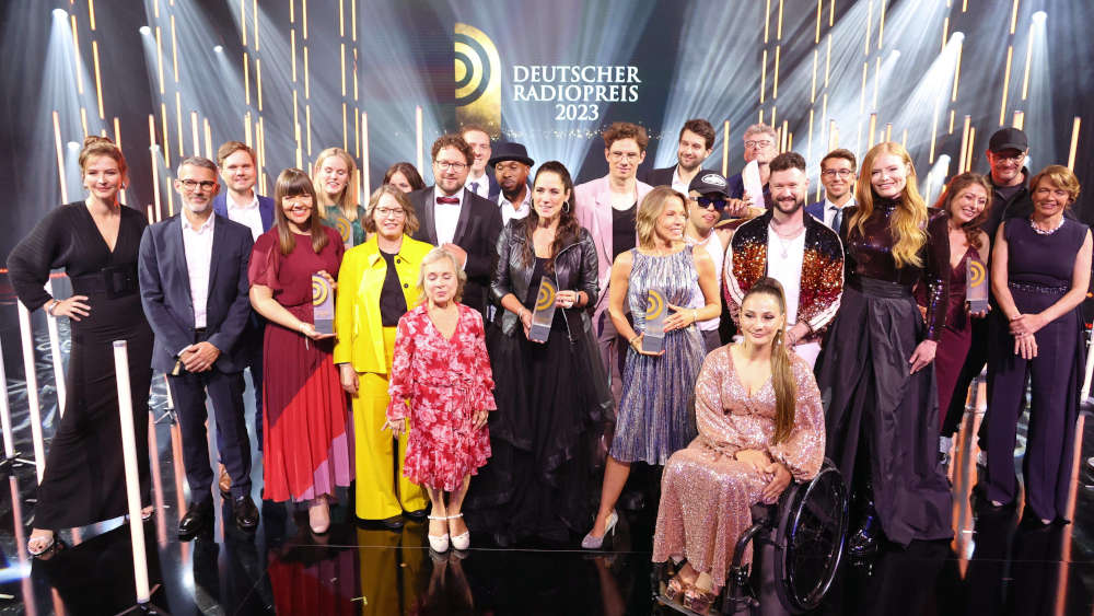 Alle Teilnehmerinnen und Teilnehmer bei der Verleihung Deutscher Radiopreis 2023