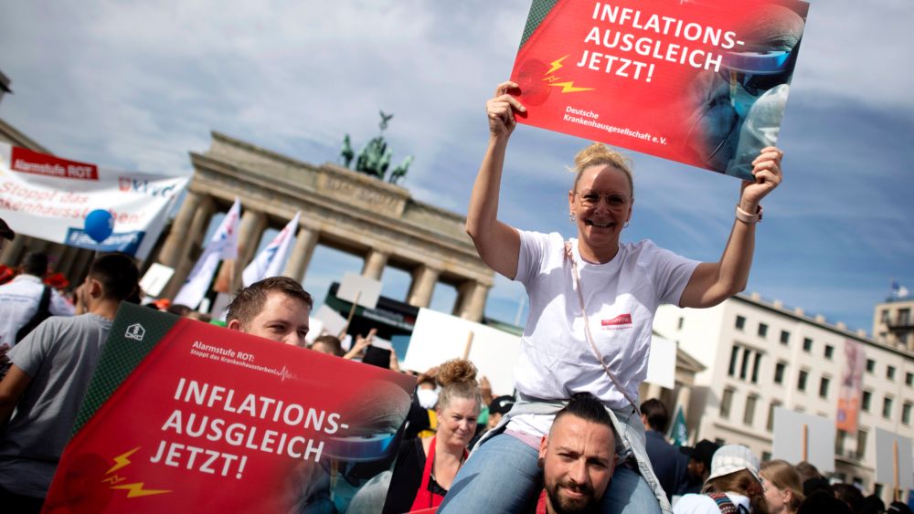 Demonstranten vor dem Brandenburger Tor