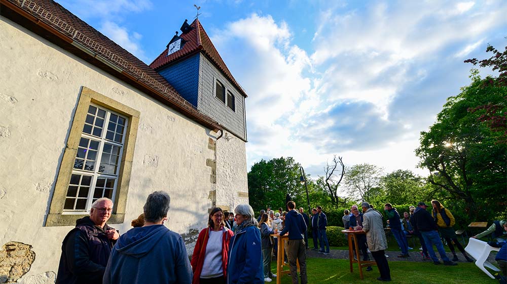 Ein Beispiel aus Landringhausen bei Hannover: Bürgerinnen und Bürger verwandeln die alte Dorfkirche in eine Kneipe auf Zeit