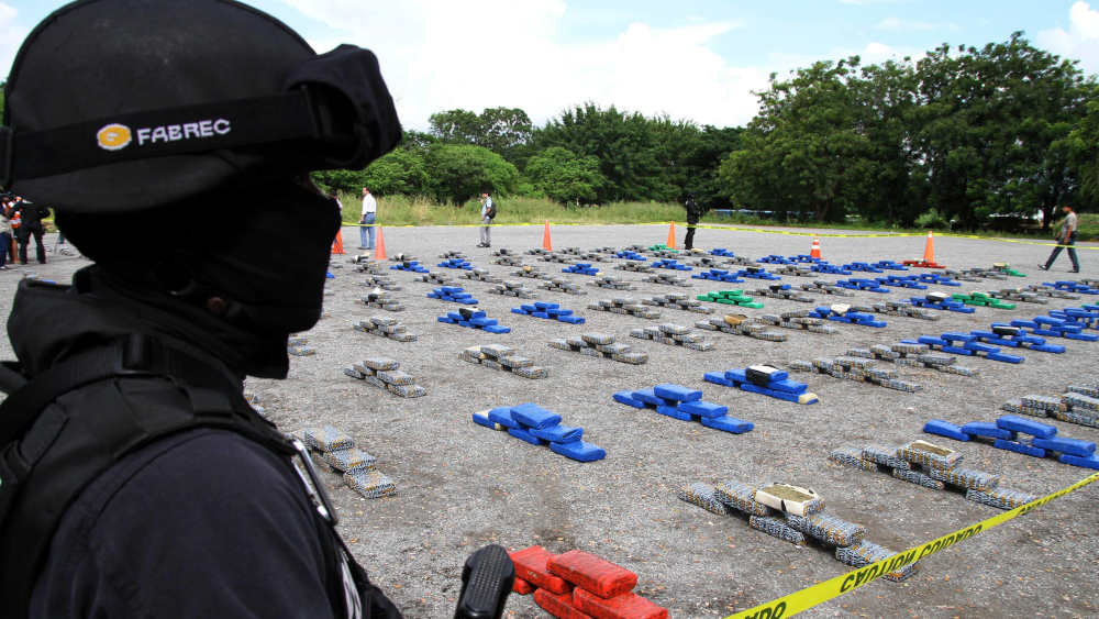 Ein Polizist bewacht Marihuana-Pakete, die am 18. April 2013 in Guayaquil, Ecuador, beschlagnahmt wurden