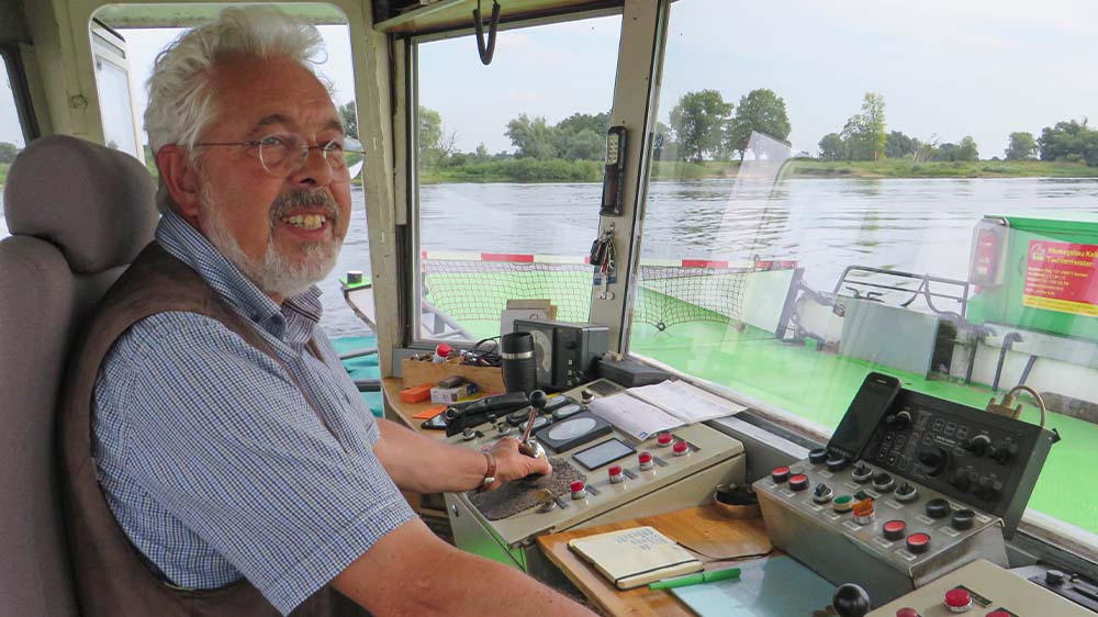 Eckhard Kruse, Pastor im Ruhestand, hat sich zum Fährmann ausbilden lassen