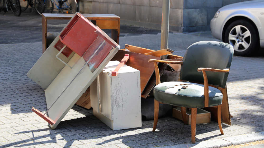 Was die Auflösung des Elternhauses zur Anstrengung macht, sagt Erdmann, sind nicht die Möbel und die vielen Dinge, sondern die Erinnerungen und Gefühle