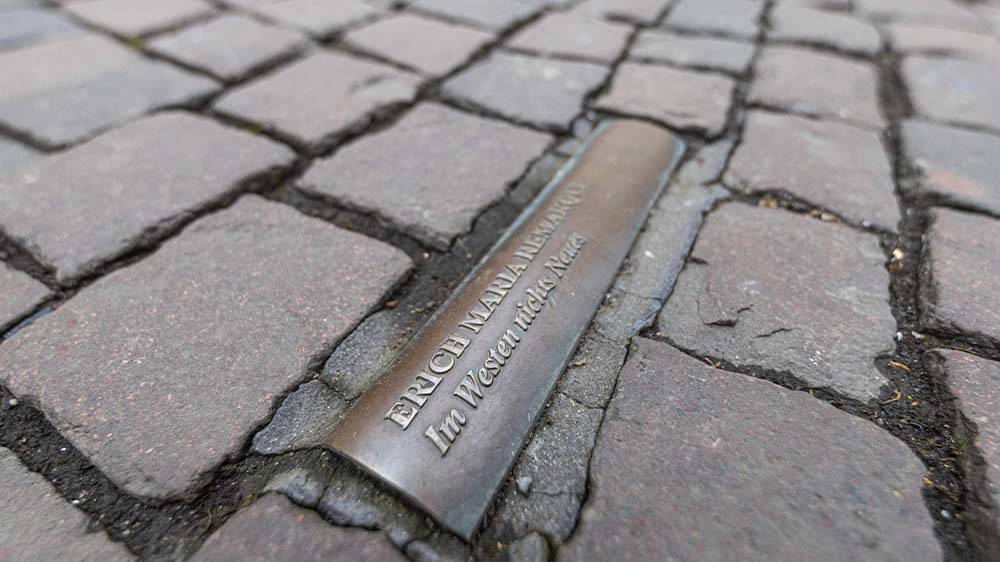 Erinnerungsmal in Pflastersteinen vor dem Alten Rathaus in Bonn des Buchtitels von Erich Maria Remarque mit "Im Westen nichts Neues"