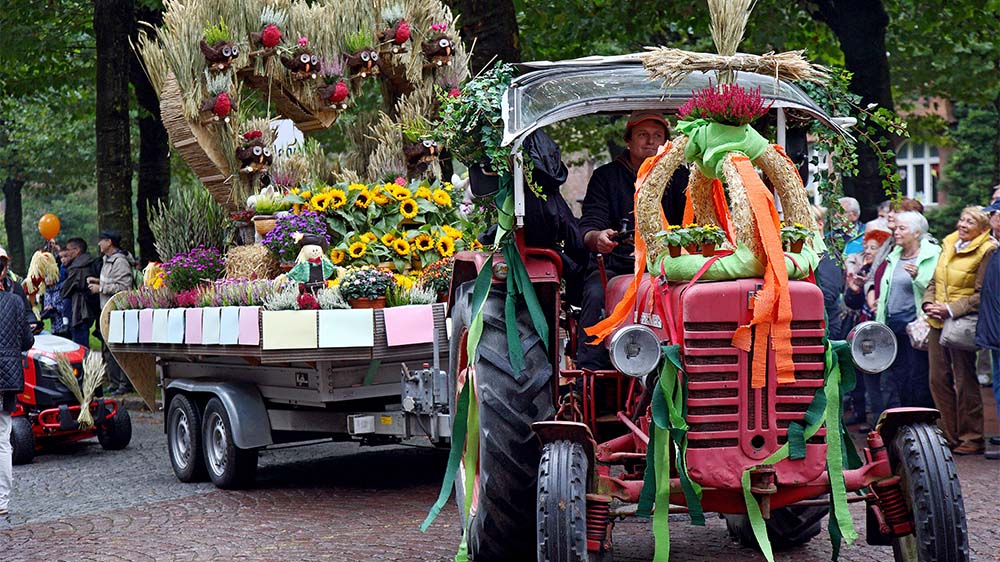 Festumzug zum Erntedankfest im Evangelischen Johannesstift in Berlin-Spandau