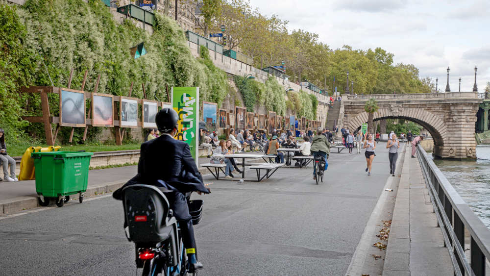 Fotoausstellung an der bepflanzten Mauer an der Uferpromenade an der Seine in Paris