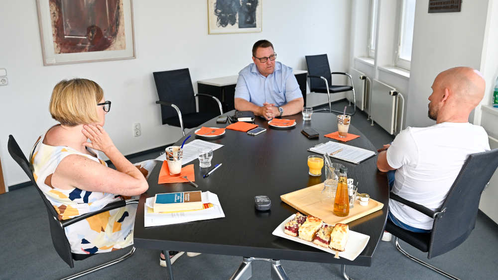 Jörg Bollmann (Mitte), im Gespräch mit der Chefredakteurin von chrismon, Ursala Ott, und Karsten Frerichs, Chefredakteur beim Evangelischen Pressedienst (epd) 