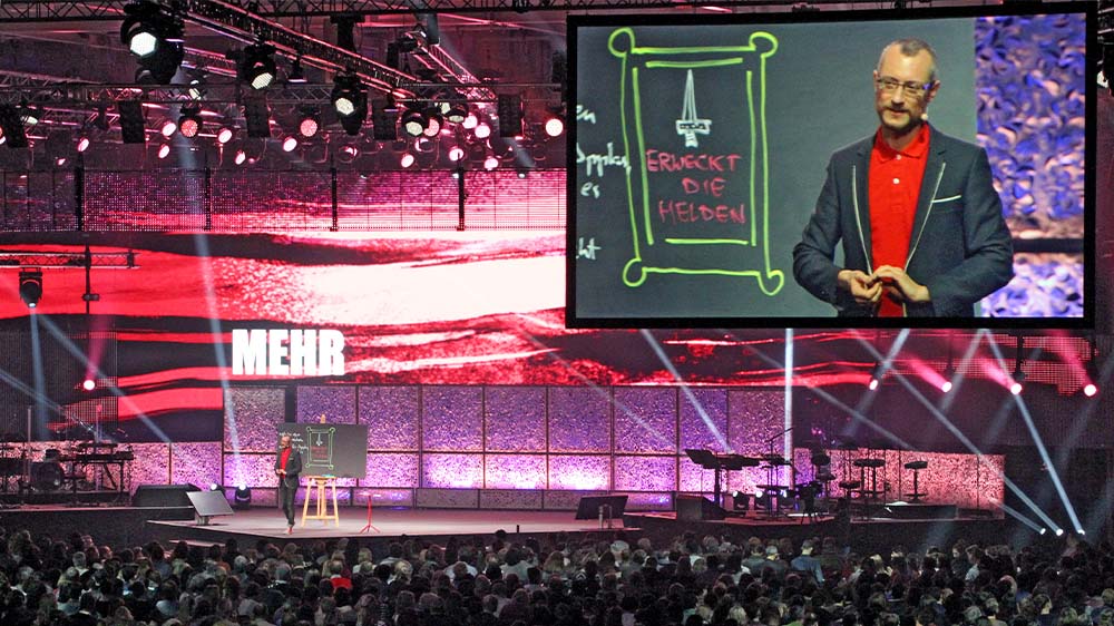 Vortrag von Johannes Hartl, dem Gründer des Gebetshauses, auf der europäischen Gebetshaus-Konferenz MEHR 2017 in Augsburg (Foto vom 06.01.2017)