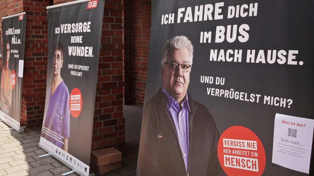 Plakataktion des DGB zum Thema Gewalt gegen Beschäftigte im öffentlichen Dienst im August 2021