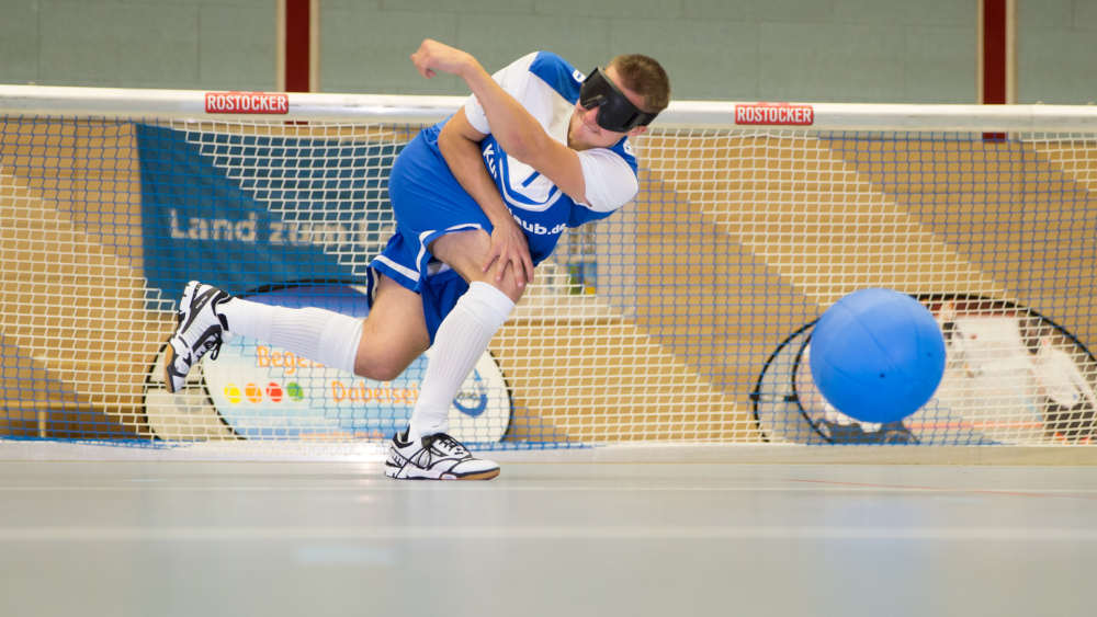 Der sehbehinderte Reno Tiede als Verteidiger auf dem Spielfeld beim Goalball
