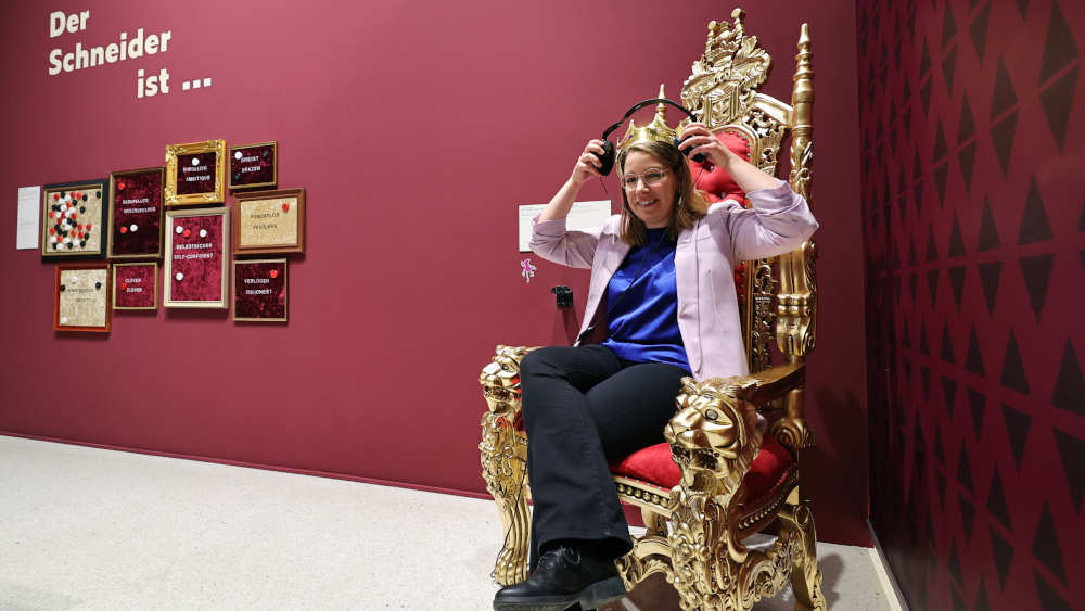 Frau mit Kopfhörer sitzt auf einem Thron