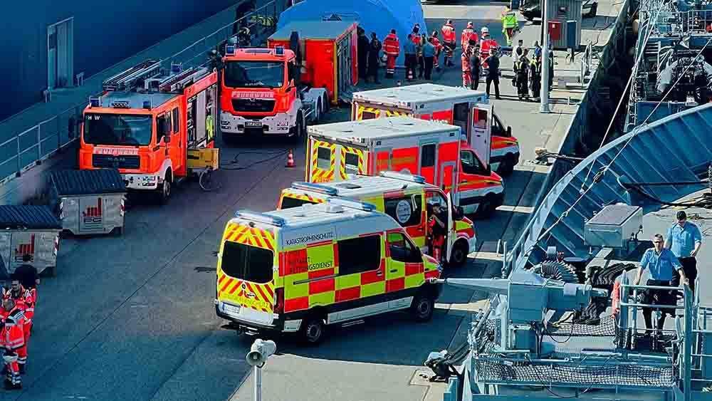Wagen von Feuerwehr und Rettungsdienst stehen in einem Hafen