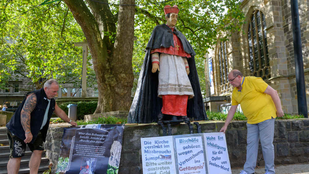 Mahnwache vor Kardinal-Hengsbach-Figur auf dem Platz vor der Domschatzkammer