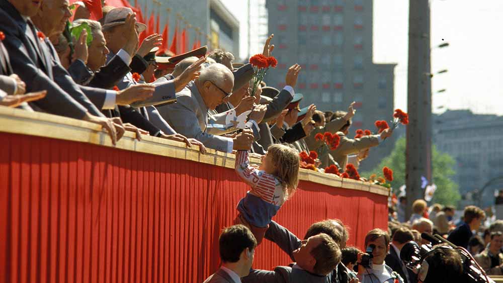 Sozialistisches Fest: Bei den Feiern am 1. Mai 1989 gibt Erich Honecker einem kleinen Mädchen die Hand