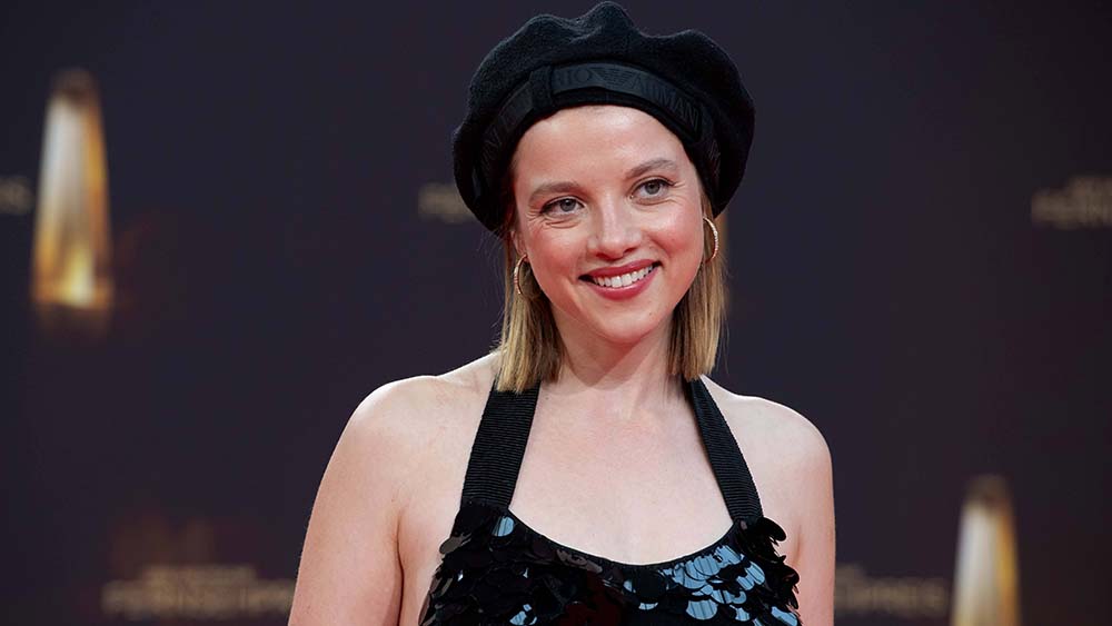 Jella Haase hat den Deutschen Fernsehpreis für ihre Rolle in der Netflix-Serie "Cleo" gewonnen