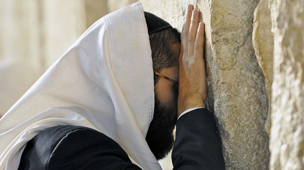 Betender Jude am Yom Kippur, an der Klagemauer in Jerusalem (Archivbild)