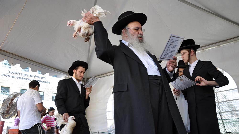 Orthodoxe Juden vollziehen einen Tag vor Yom Kippur, dem Versöhnungstag, in Jerusalem den Kaparot-Ritus (Archivbild)