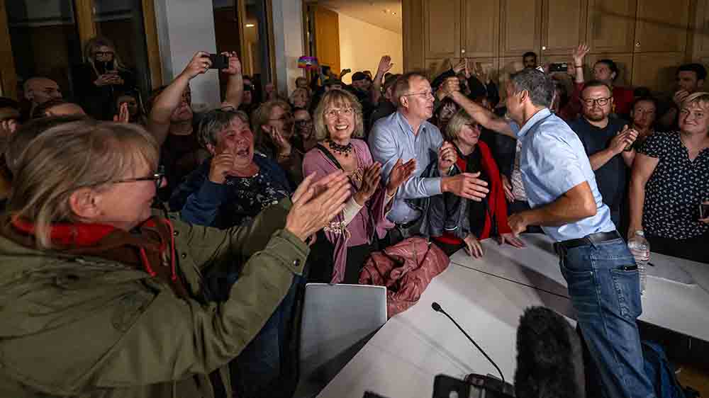 Geschafft! Kai Buchmann nimmt Glückwünsche entgegen