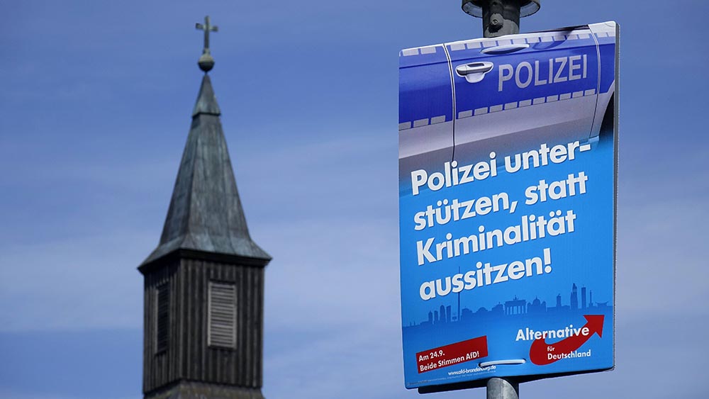 Mit diesem Plakat wirbt die AfD vor einer Kirche für sich (Archiv)