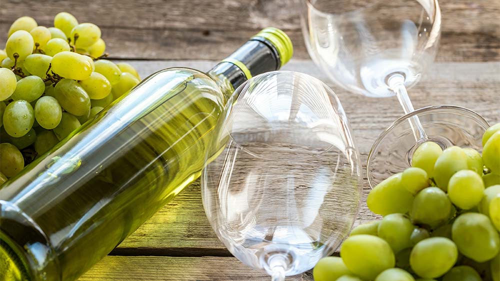 Eine Flasche des feinherben Rieslings von 2022 kostet zehn Euro. Die Erlöse kommen der Kirchen-Sanierung zugute