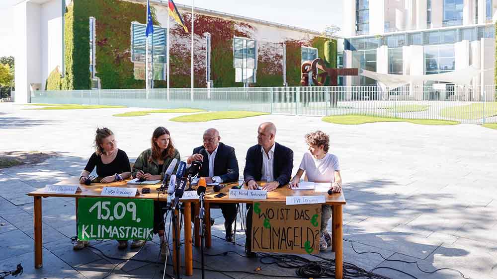 Der Paritätische und Fridays for Future geben gemeinsam eine Pressekonferenz vor dem Kanzleramt