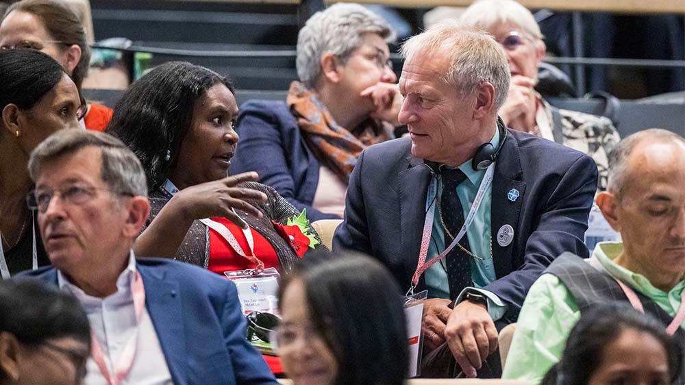 Der neu gewählte Präsident, der dänische Bischof Henrik Stubkjær (rechts im Bild), während der 13. Vollversammlung des Lutherischen Weltbundes in Krakau