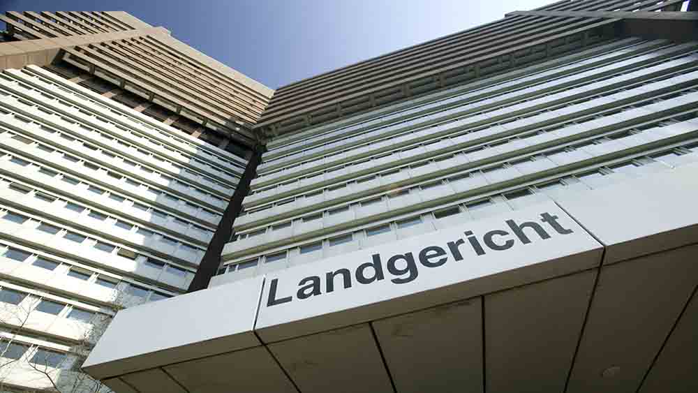 Hochhaus, an dessen Eingang ein Schild mit der Aufschrift "Landgericht" steht
