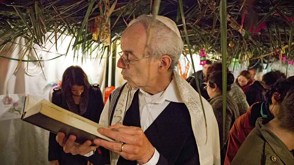 Zum Labhüttenfest liest ein Kantor aus der hebräischen Bibel vor