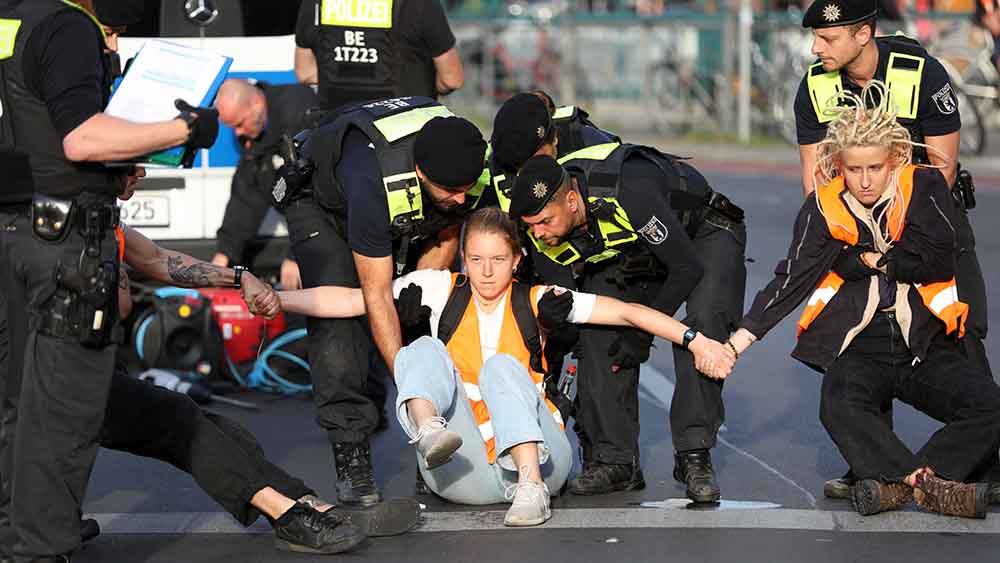 Diese beiden Aktivistinnen werden am Kottbusser Tor in Berlin-Kreuzberg von der Polizei weggetragen