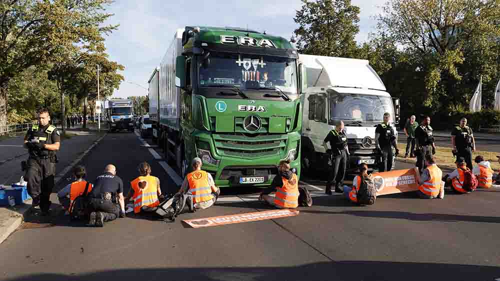 Die "Letzte Generation", hier bei einer Blockade am Tegeler Weg in Berlin, kommt nicht bei der Kirchengemeinde am Weinberg unter