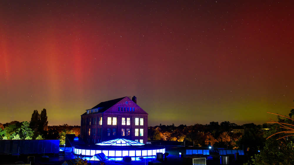 Polarlicht (Aurora Borealis ) leuchtet am 25. September 2023 gegen 1 Uhr früh über Berlin Adlershof