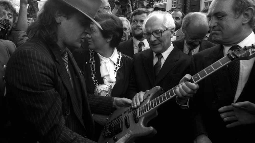 Legendäres Instrument: Panikrocker Udo Lindenberg schenkt DDR-Staatschef Erich Honecker im September 1987 eine Gitarre