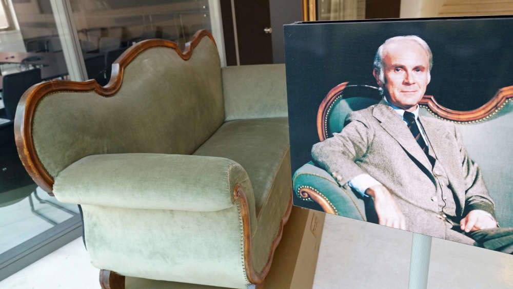 Im Foyer des Radio-Bremen-Funkhauses steht das legendäre grüne Sofa des Humoristen, Karikaturisten, Regisseurs und Schauspielers Loriot